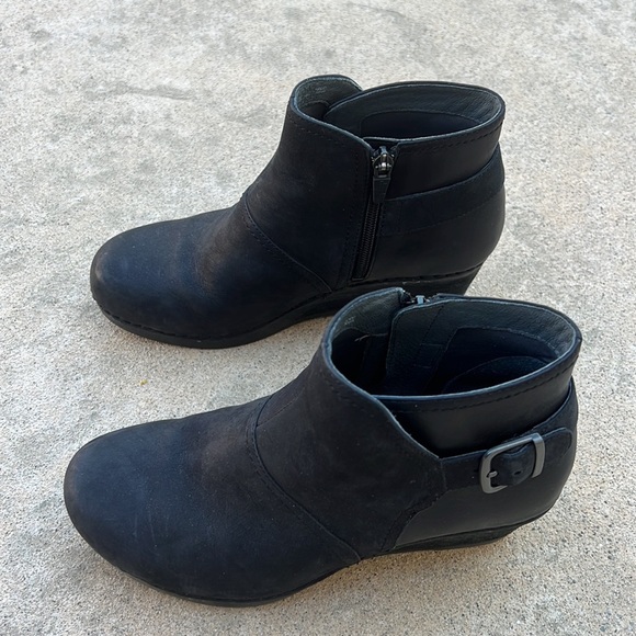 Dansko Women's Shirley Black Nubuck Wedge Bootie Size 39/8.5-9 - Picture 4 of 8